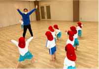 写真:体操教室での運動している様子