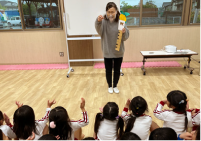 写真:みんなで一緒に歌を聞いたり歌ったり楽器を弾いたりしている様子