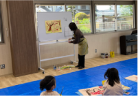 写真:様々な素材や道具を使い自由に表現して楽しんでいる様子