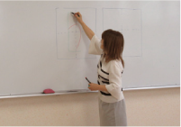 写真:字を書いたり、文集作りをしている様子