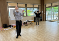 写真:英会話を通して楽しく遊びながら体験している様子