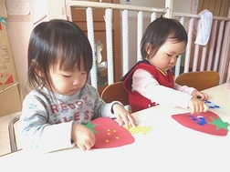 シールをペタペタ、いちご作り!