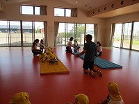 写真：楽しくマット運動をして体力づくりをしている様子