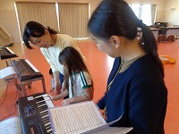写真：みんなで一緒に歌を聞いたり歌ったり楽器を弾いたりしている様子