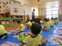 写真：描いたり、作ったりして楽しく過ごしている様子