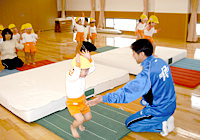 写真：楽しくマット運動をして体力づくりをしている様子