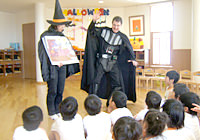 写真：英会話を通して楽しく遊びながら体験している様子