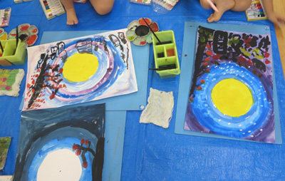 写真:描いたり、作ったりして楽しく過ごしている様子