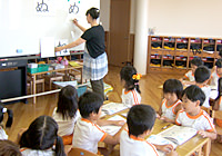 写真：ひらがなの練習をしている様子