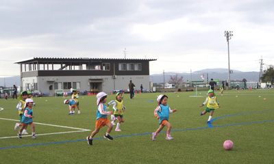 写真:サッカーをしている様子