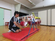 写真:鉄棒をして体力づくりをしている様子