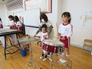 写真:みんなで一緒に和太鼓をたたいている様子