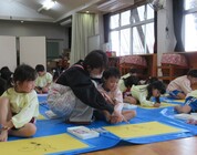 写真:絵を描いている様子