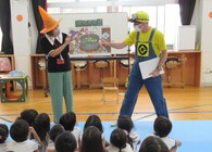 写真:遊びながら英会話を体験している様子