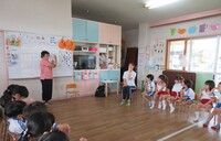 写真:手話を教えてもらっている様子